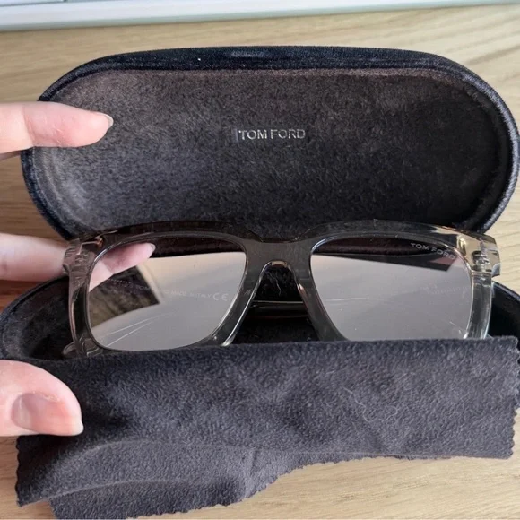Tom Ford Brown✨ CHIC ✨Clear Frame Glasses w/ Brown Transition Lenses + Case - Picture 4 of 6